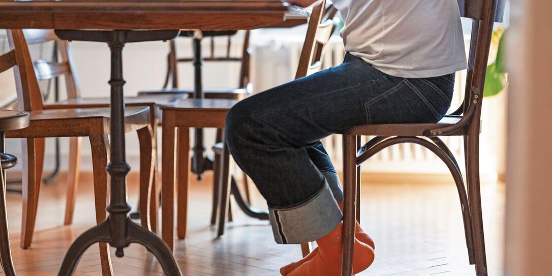 HOMEOFFICE, HOME-OFFICE, ARBEITSPLATZ, TISCH, ESSTISCH, PULT, WOHNZIMMER, ZUHAUSE, ZU HAUSE, LAPTOP, CORONAVIRUS, VIRUS, COVID-19,  STUHL, SITZEN, SITZHALTUNG,