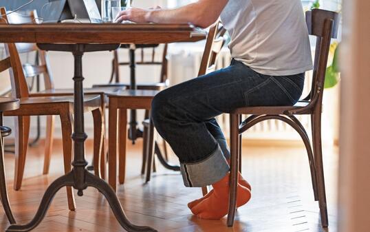 HOMEOFFICE, HOME-OFFICE, ARBEITSPLATZ, TISCH, ESSTISCH, PULT, WOHNZIMMER, ZUHAUSE, ZU HAUSE, LAPTOP, CORONAVIRUS, VIRUS, COVID-19,  STUHL, SITZEN, SITZHALTUNG,