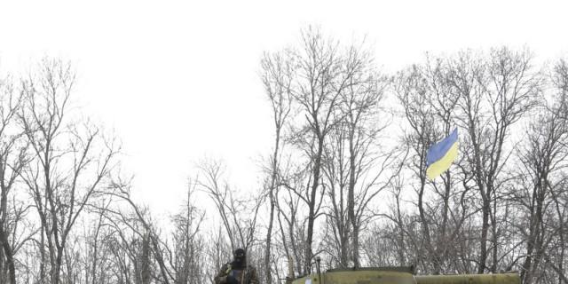 Ein ukrainischer Soldat sitzt am Montag auf seinem Panzerfahrzeug Ein ukrainischer Soldat sitzt am Montag auf seinem Panzerfahrzeug