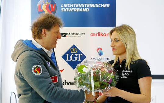 LSV-Präsident Alexander Ospelt und Kirennläuferin Jasmin RothmundV.