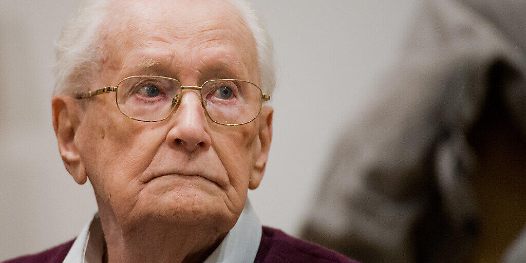 ARCHIV - Der Angeklagte Oskar Gröning sitzt im Gerichtssaal. Der frühere SS-Mann wurde wegen Beihilfe zum Mord in 300 000 Fällen in Auschwitz verurteilt. Foto: Julian Stratenschulte/dpa