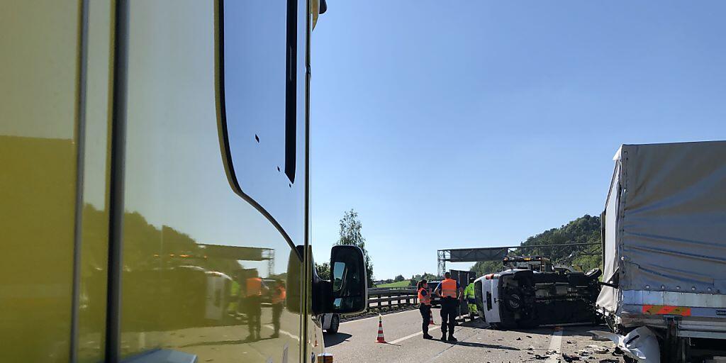 Tödlicher Unfall auf dem Pannenstreifen: Ein Kleinbus prallte in einen Lieferwagen, dem das Benzin ausgegangen war.