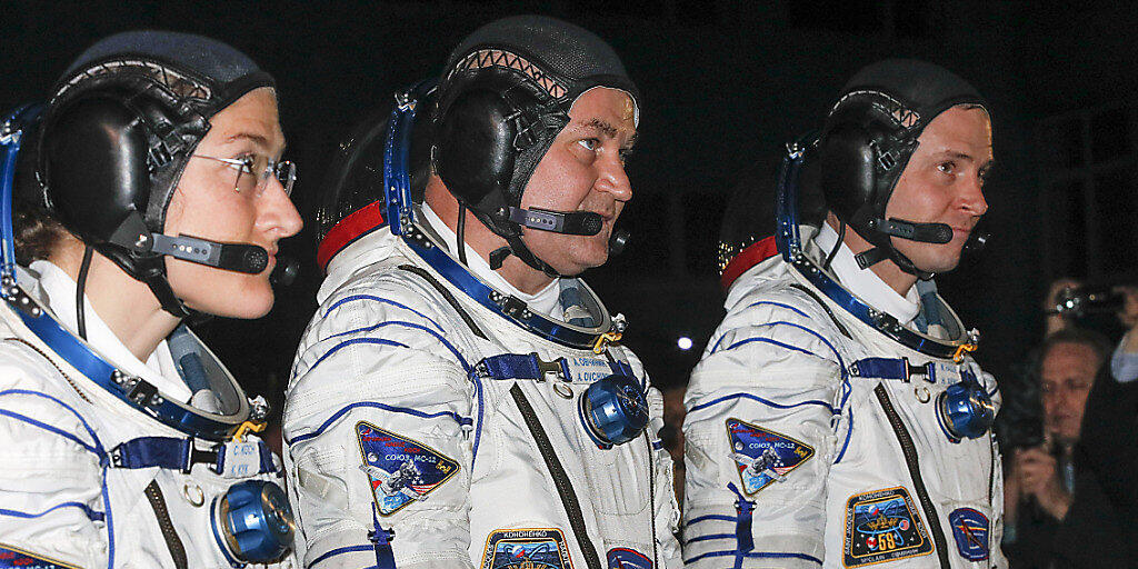 Kurz vor dem Start ihrer Rakete am Donnerstagabend (v.l.): Die Raumfahrer Christina Koch, Alexej Owtschinin und Nick Hague.