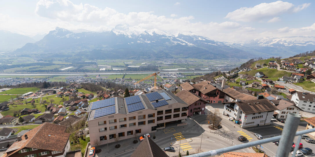 Blick auf die Gemeindeverwaltung und Dorfzentrum Triesenberg Blick auf die Gemeindeverwaltung und Dorfzentrum Triesenberg