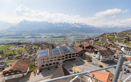 Blick auf die Gemeindeverwaltung und Dorfzentrum Triesenberg