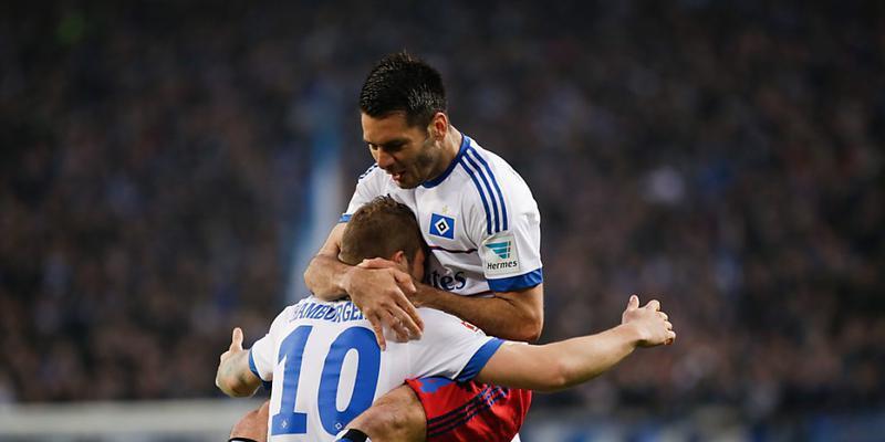 Emir Spahic beglückwünscht Doppeltorschütze Pierre-Michel Lasogga (Nummer 10) auf seine Weise