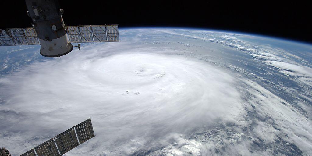 Der Ex-Hurrikan "Gonzalo" zog Ende Oktober 2014 auich die Schweiz in Mitleidenschaft. Das Satellitenbild zeigt den Sturm am 16. Oktober 2014 zwischen der Karibik und Bermuda. Der Ex-Hurrikan "Gonzalo" zog Ende Oktober 2014 auich die Schweiz in Mitleidenschaft. Das Satellitenbild zeigt den Sturm am 16. Oktober 2014 zwischen der Karibik und Bermuda.