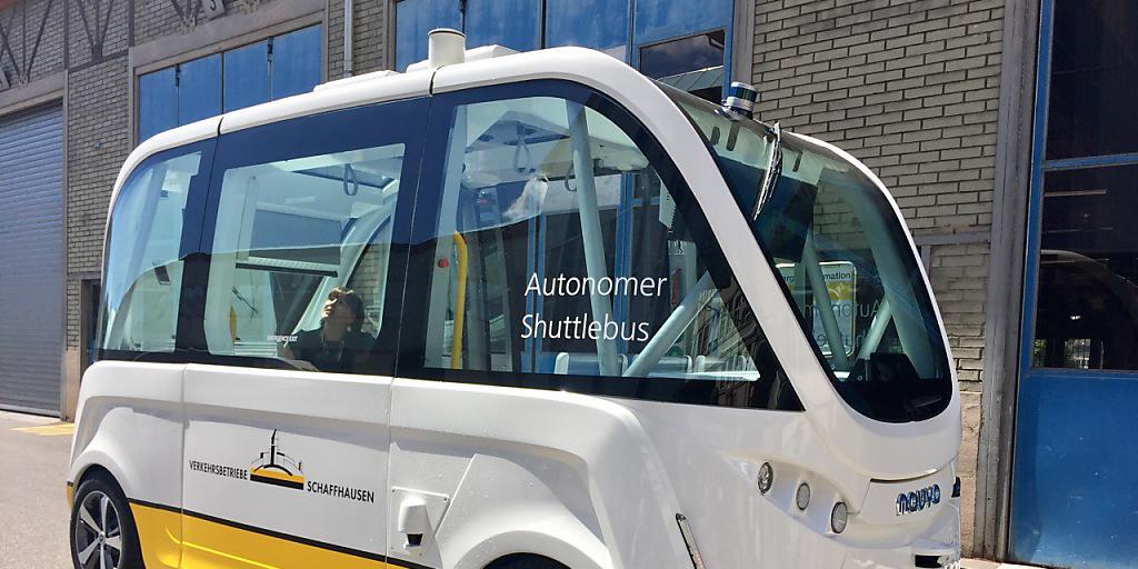 Ohne Chauffeur vom Neuhauser Ortskern zum Rheinfall und zurück: Die Schaffhauser Verkehrsbetriebe testen einen selbstfahrenden Bus.