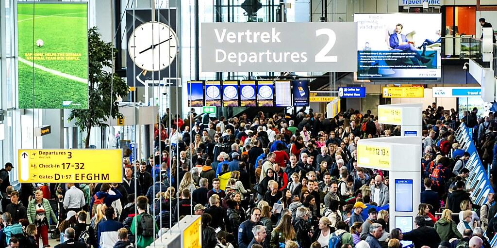 Volle Eincheckhalle bei Amsterdams Flughafen Schiphol, der von einem Stromausfall betroffen war.