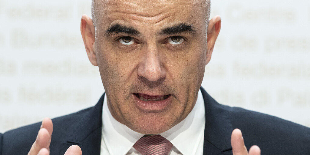 EDI-Vorsteher Alain Berset nimmt die Praxis des Bundesamtes für Sozialversicherungen bei der Gewährung von IV-Renten genauer unter die Lupe.