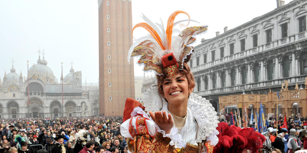 Die amtierende Karnevals-Königin Irene Rizzi nach ihrem Engelsflug vom Campanile auf die Piazza San Marco in Venedig.