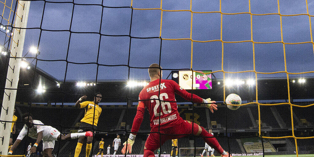 David von Ballmoos wird von Servettes Koro Koné zum 0:1 bezwungen