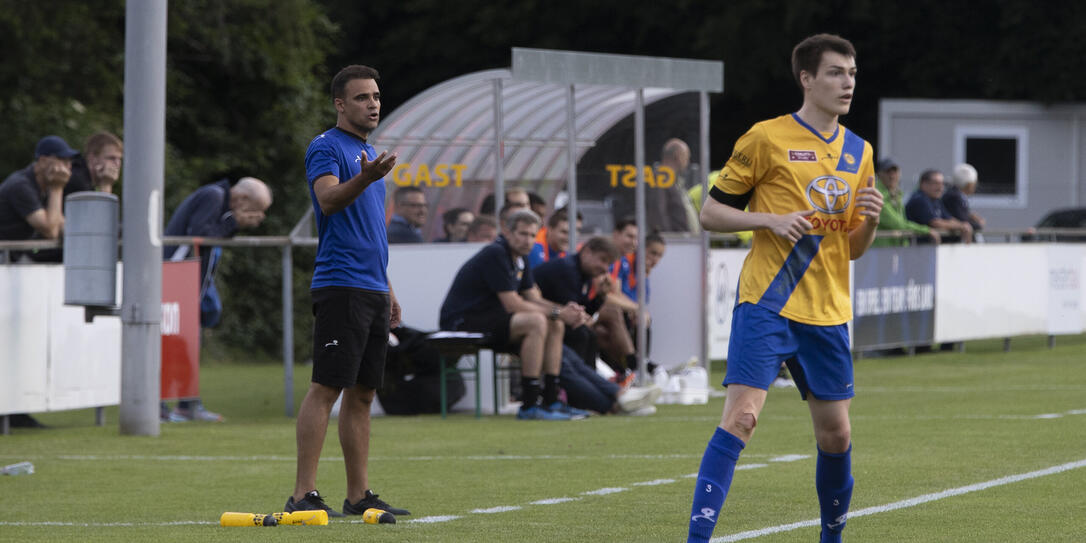 Balzers Trainer Martin Brenner beim Liechtensteiner Derby (l.).