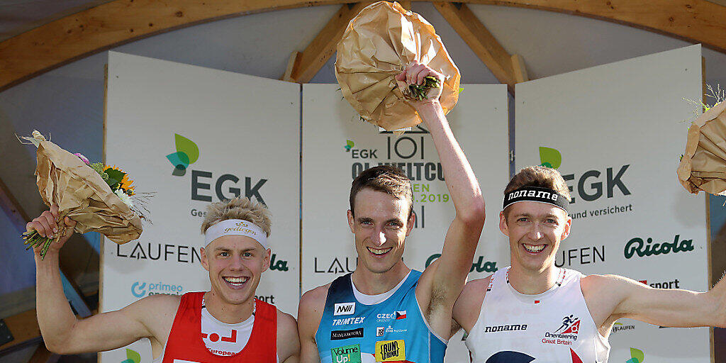 Nach seinem Sieg &uuml;ber die Mitteldistanz l&auml;uft der Berner Joey Hadorn (links)  beim Heim-Weltcup in Laufen BL auch im Knockout-Sprint aufs Podest. Er wird hinter dem Tschechen Vojtech Kral (Mitte) und vor dem Briten Ralph Street (rechts) Zweiter