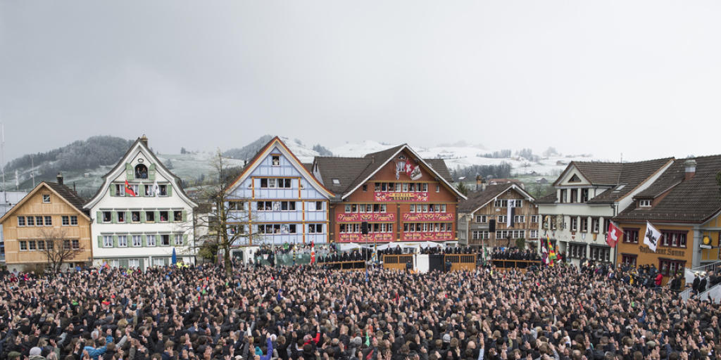Die Stimmberechtigten des Kantons Appenzell Innerrhoden fällten klare Entscheide an der Landsgemeinde. Zu kämpfen hatten die Menschen eher mit dem Schneetreiben.