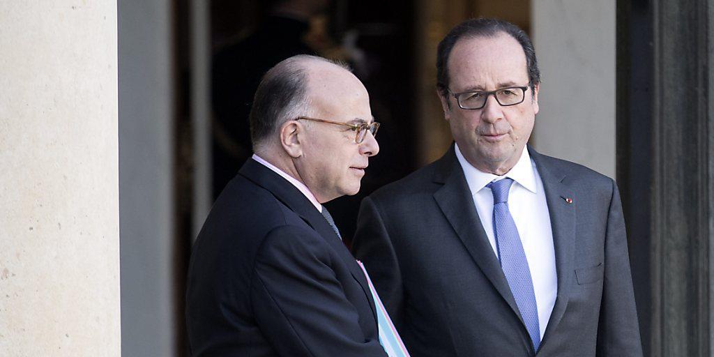 Premier Bernard Cazeneuve (links) und Staatspräsident François Hollande sind sich einig: Der Ausnahmezustand in Frankreich soll verlängert werden. (Archivbild).