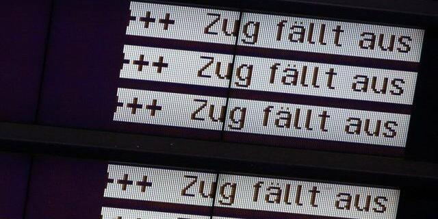 Eine Anzeigetafel im Bahnhof Rostock