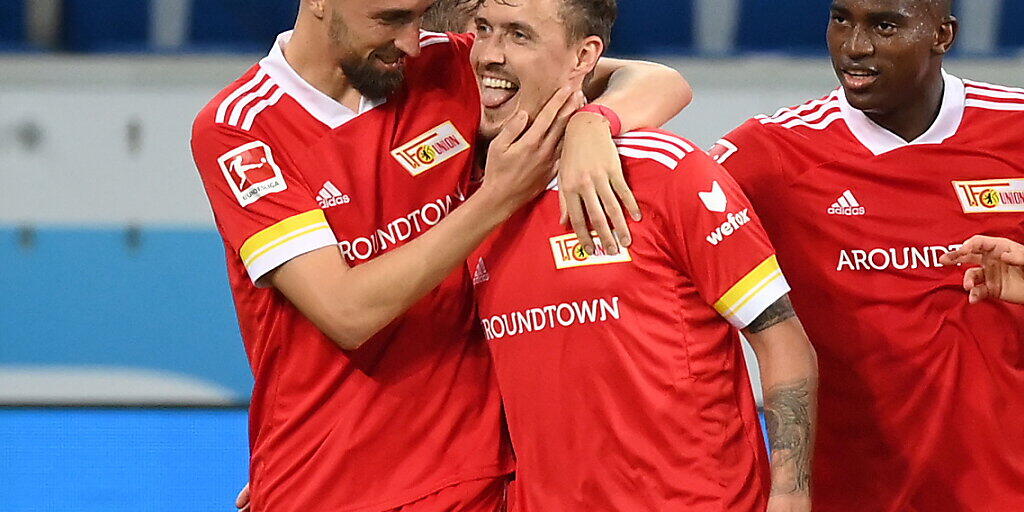Von den Mitspielern geherzt: Union Berlins Max Kruse (m.) vergab am Sonntagabend zwar einen Bundesliga-Rekord, war aber trotzdem der Matchwinner Von den Mitspielern geherzt: Union Berlins Max Kruse (m.) vergab am Sonntagabend zwar einen Bundesliga-Rekord, war aber trotzdem der Matchwinner