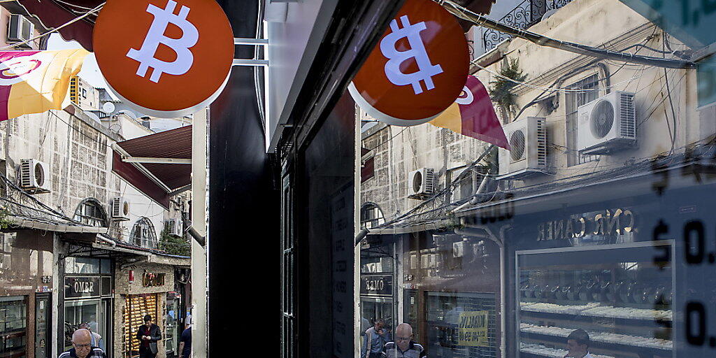 Die derzeitige Bergfahrt der Digitalwährung Bitcoin beschleunigt sich weiter. Im Bild eine Bitcoin-Wechselstube im Grossen Basar in Istanbul. (Archivbild)