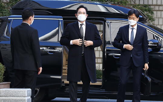 Samsung Vizepräsident Lee Jae Yong fährt am Mittwoch zur Verhandlung vor dem Obergericht in Seoul vor.