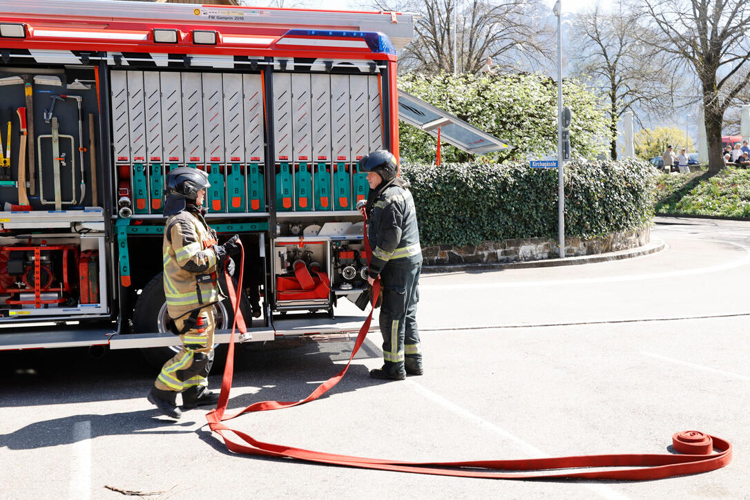 Schluss&uuml;bung beim Kurs f&uuml;r neue Feuerwehrleute beim "Restaurant L&ouml;wen&raquo; in Gamprin-Bendern.