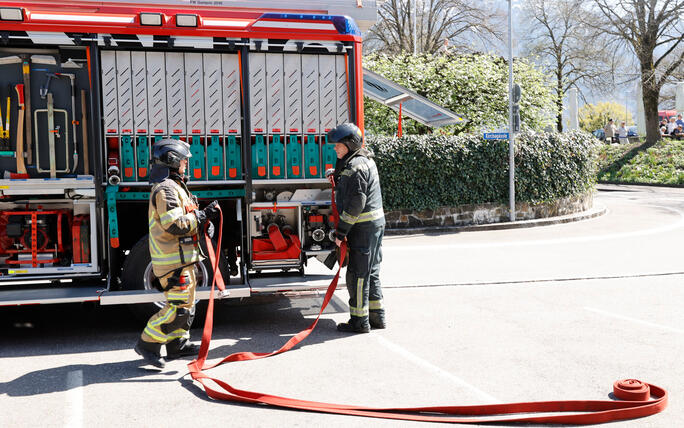 Schluss&uuml;bung beim Kurs f&uuml;r neue Feuerwehrleute beim "Restaurant L&ouml;wen&raquo; in Gamprin-Bendern.