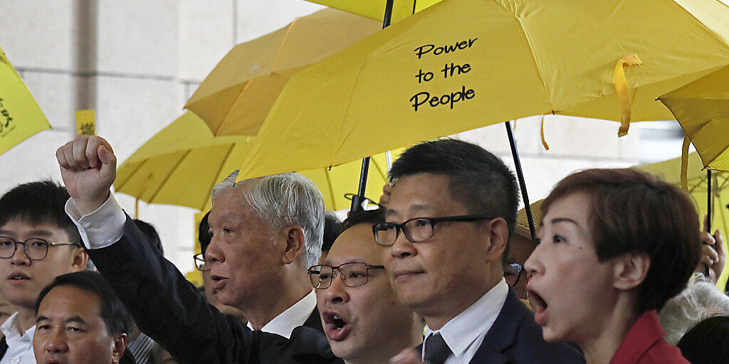 In Hongkong hat am Montag ein Schauprozess gegen die durch ihre Regenschirme bekannt gewordene Demokratiebewegung "Occupy Central" begonnen.