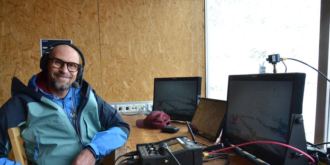 Marco Büchel in der Kommentatorenkabine.