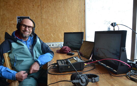 Marco Büchel in der Kommentatorenkabine.