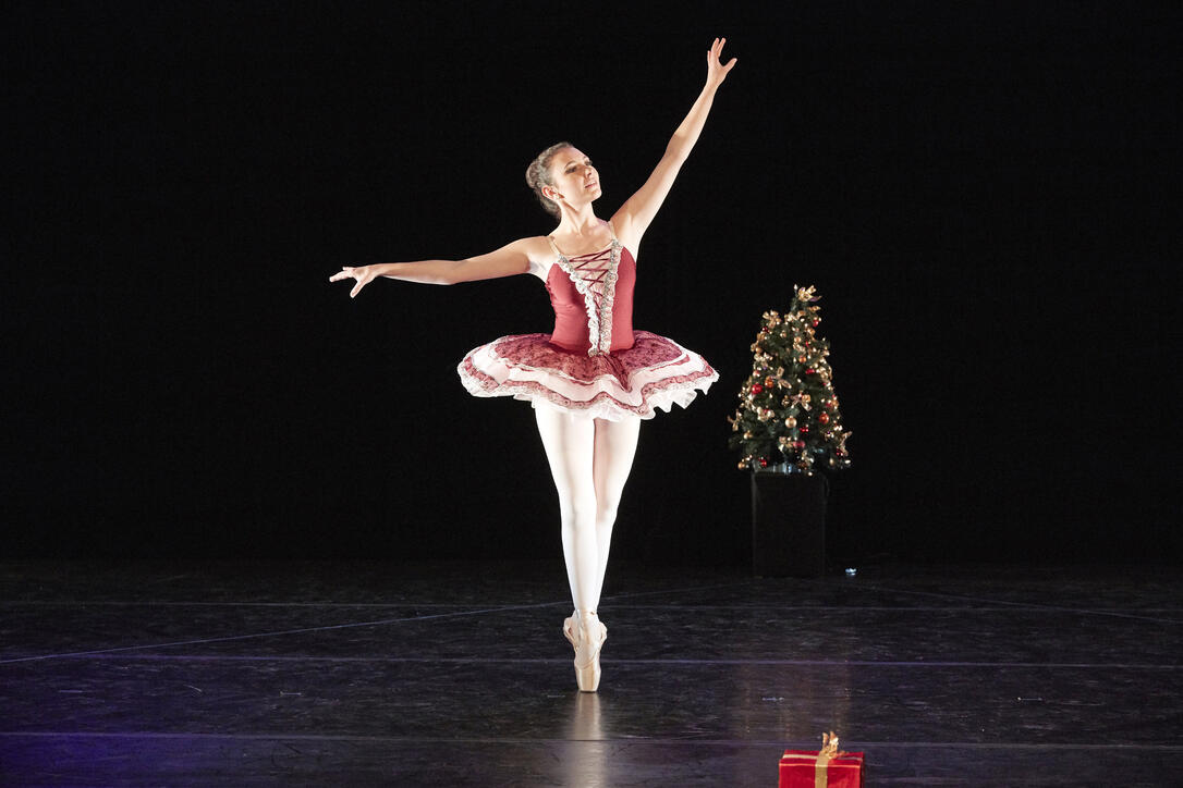Ballett «Das rote Geschenk», Takino Schaan 171215