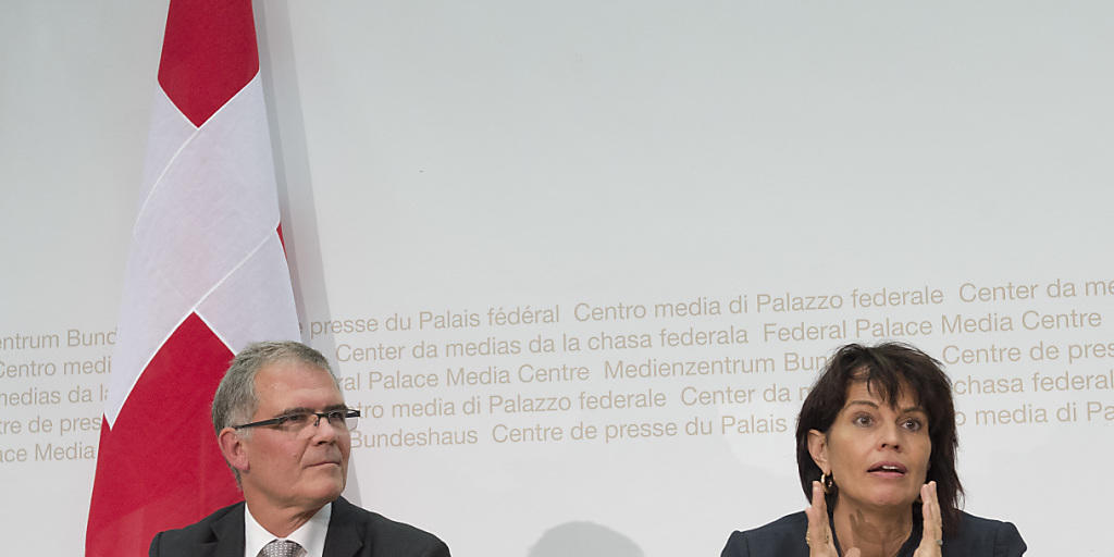 Bundesrätin Doris Leuthard stellt in Bern den neuen BAZL-Chef Christian Hegner vor. Bundesrätin Doris Leuthard stellt in Bern den neuen BAZL-Chef Christian Hegner vor.