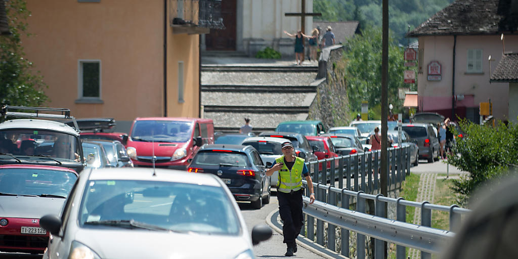 Ein Verkehrpolizist regelt den Verkehr in Lavertezzo im Verzascatal, das im Sommer bei Touristen sehr beliebt ist, am Samstag, 5. August 2017. (KEYSTONE/Ti-Press/Pablo Gianinazzi)
