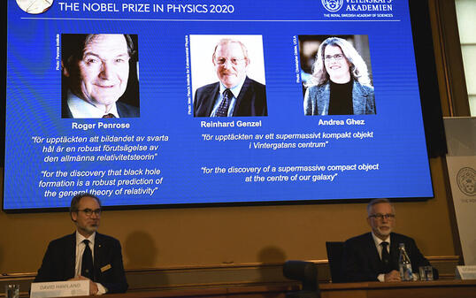 Ein ungewohntes Bild: Die erst 55-jährige Andrea Ghez (r) ist eine von drei diesjährigen Nobelpreisträgern für Physik. Sie ist erst die vierte Frau in der Geschichte des Nobelpreises, welcher diese Ehre widerfährt.
