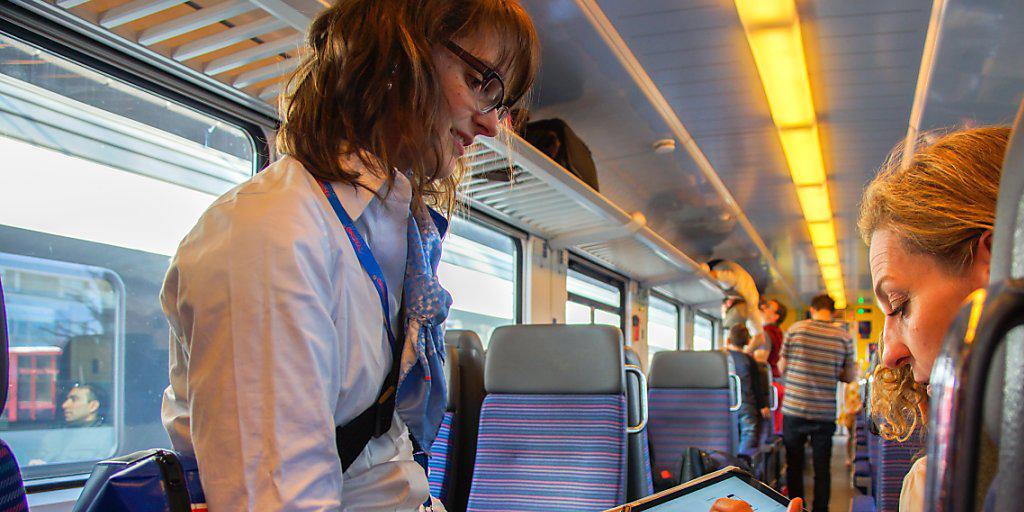 Von April bis Ende Oktober sollen Tessinreisende vom sogenannten "On Board Concierge Service" über ihren bevorstehenden Aufenthalt informiert werden. Von April bis Ende Oktober sollen Tessinreisende vom sogenannten "On Board Concierge Service" über ihren bevorstehenden Aufenthalt informiert werden.