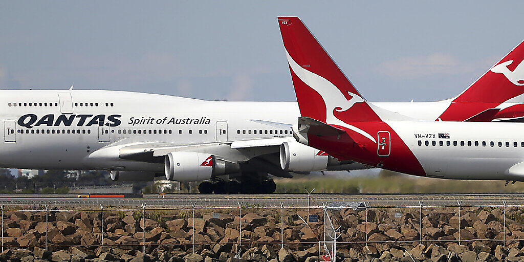 Die australische Fluggesellschaft Qantas legt fast ihre gesamte Langstreckenflotte still und passt damit die Kapazitäten der stark rückläufigen Nachfrage an. (Archivbild)