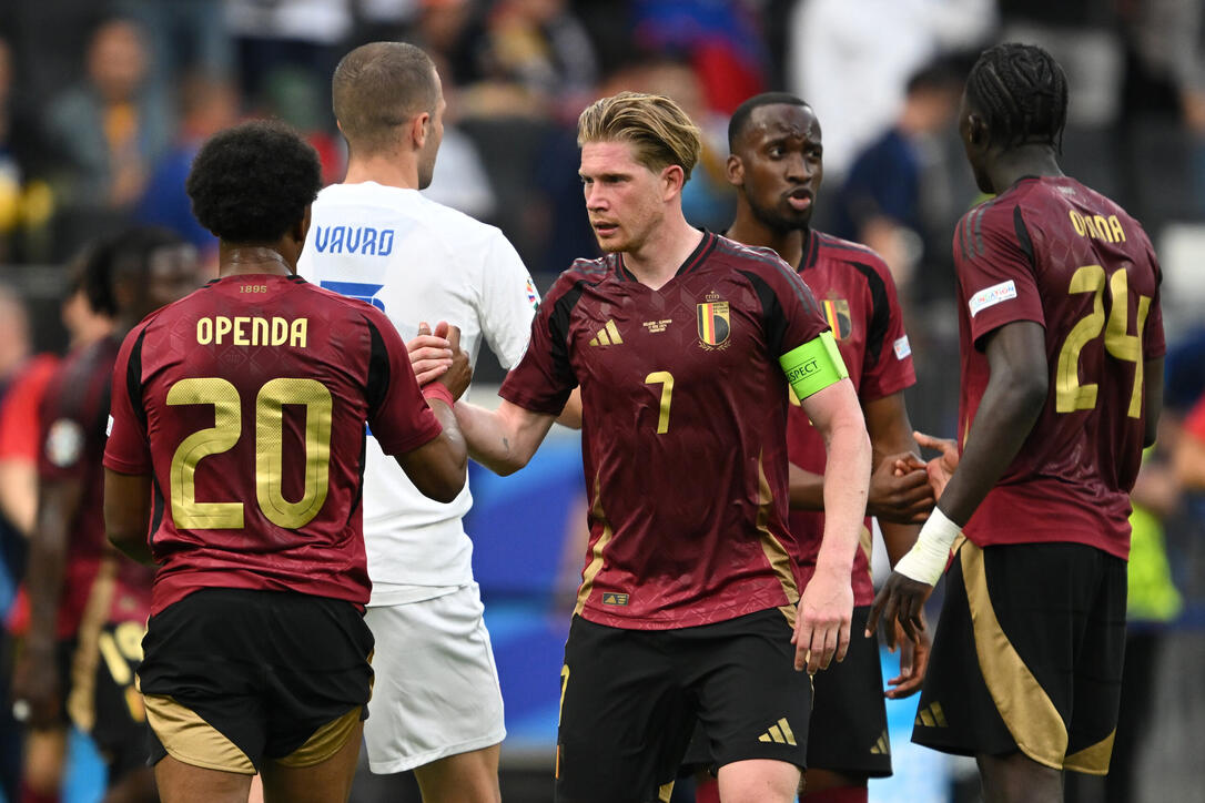 Die Offensive um Lois Openda (l.), Jérémy Doku und Leonardo Trossard soll für die nötige Gefahr im Sturm sorgen.