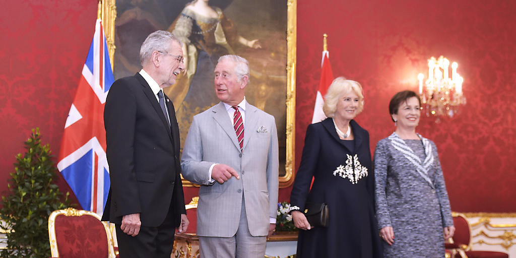 Der britische Thronfolger Prinz Charles (2.v.l.) und seine Ehefrau Herzogin Camilla (3.v.l.) werden bei ihrem Besuch in Österreich von Bundespräsident Alexander Van der Bellen (l.) und seiner Ehefrau Doris Schmidauer (r.) in der Präsidentschaftskanzlei in Wien empfangen. Der britische Thronfolger Prinz Charles (2.v.l.) und seine Ehefrau Herzogin Camilla (3.v.l.) werden bei ihrem Besuch in Österreich von Bundespräsident Alexander Van der Bellen (l.) und seiner Ehefrau Doris Schmidauer (r.) in der Präsidentschaftskanzlei in Wien empfangen.