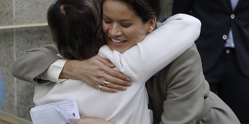 Zeugin im Weinstein-Prozess, Tarale Wulff, umarmt die Anwältin der Opfer, Gloria Allred, nach der Verkündigung der Strafe für Harvey Weinstein. (Foto: Mark Lennihan/AP Keystone-SDA) Zeugin im Weinstein-Prozess, Tarale Wulff, umarmt die Anwältin der Opfer, Gloria Allred, nach der Verkündigung der Strafe für Harvey Weinstein. (Foto: Mark Lennihan/AP Keystone-SDA)