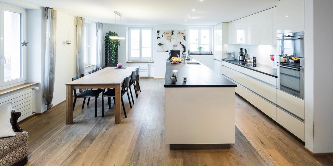 Referenz Objekte, Architektur. Die Schoeb AG ist ein traditioneller Schweizer Familienbetrieb und fuehrender Anbieter von Holzsystembauten