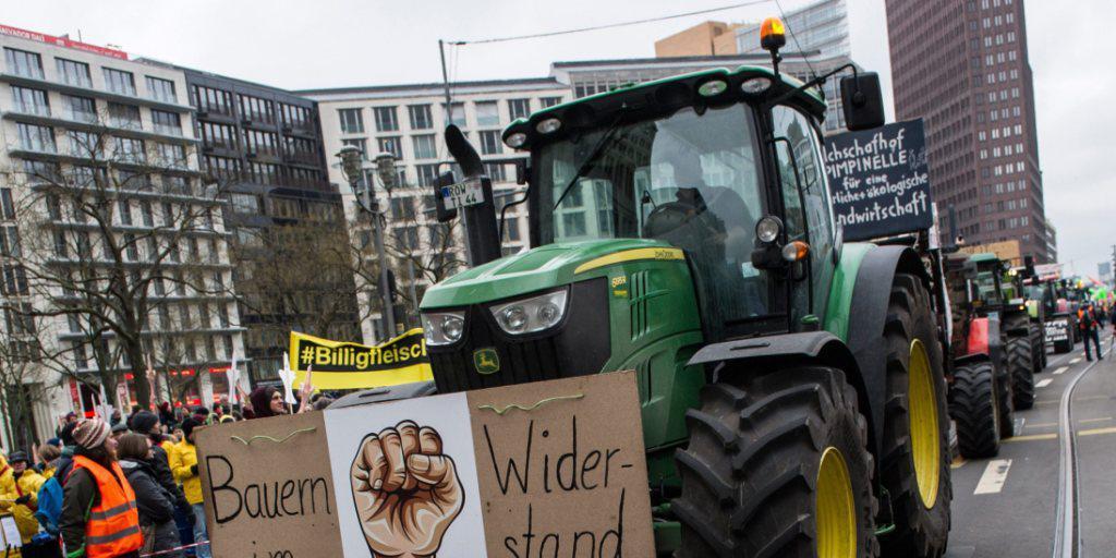 Angeführt von 130 Traktoren demonstrieren in Berlin Tausende gegen die Agrar-Industrie. Angeführt von 130 Traktoren demonstrieren in Berlin Tausende gegen die Agrar-Industrie.