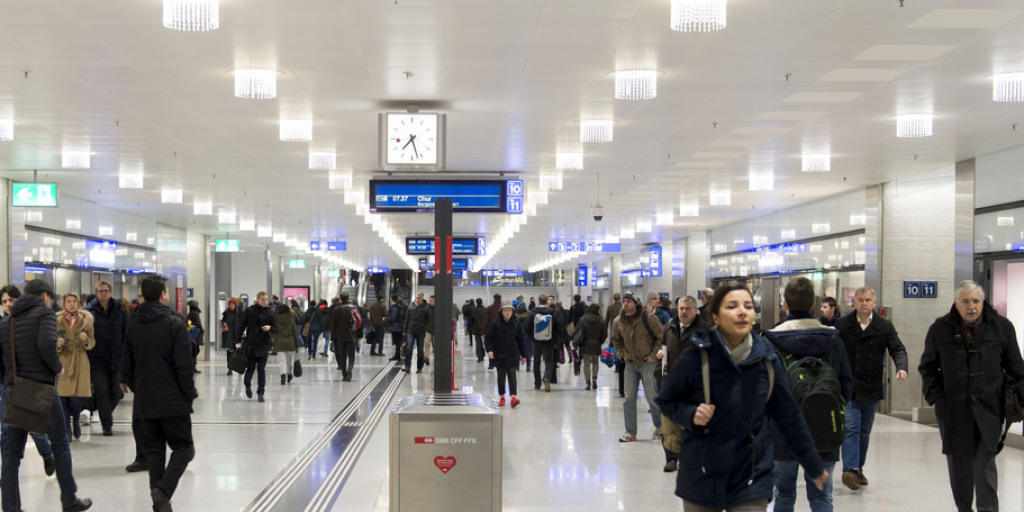 Neue Abfahrtsgleise, weitere Wege: Manch ein Pendler, manch eine Zugreisende musste am Montag ihren Gang beschleunigen, um pünktlich zum Zug zu gelangen.
