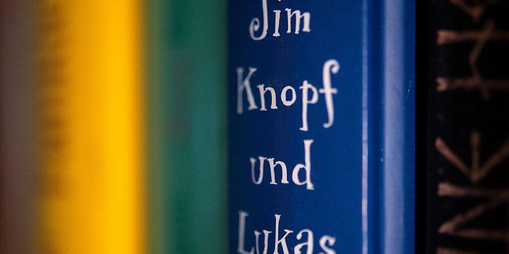 Das Kinderbuch «Jim Knopf und Lukas der Lokomotivführer» des Autors Michael Ende steht in einem Bücherregal. (zu dpa "Rassismus in Lummerland? Die Causa Jim Knopf") Foto: Marijan Murat/dpa Das Kinderbuch «Jim Knopf und Lukas der Lokomotivführer» des Autors Michael Ende steht in einem Bücherregal. (zu dpa "Rassismus in Lummerland? Die Causa Jim Knopf") Foto: Marijan Murat/dpa
