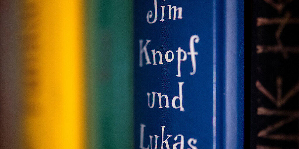Das Kinderbuch «Jim Knopf und Lukas der Lokomotivführer» des Autors Michael Ende steht in einem Bücherregal. (zu dpa "Rassismus in Lummerland? Die Causa Jim Knopf") Foto: Marijan Murat/dpa
