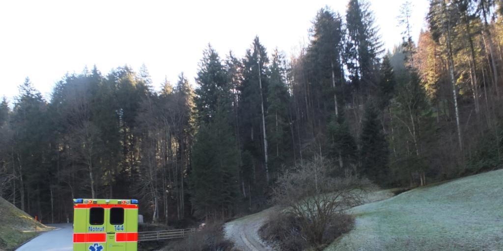Glück im Unglück für zwei Rentner bei einem Autounfall im Kanton St. Gallen: Aus diesem Wrack konnten sie leicht verletzt geborgen werden.