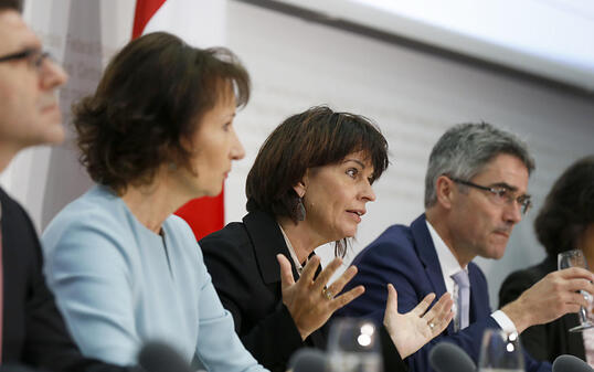 Bundesrätin Doris Leuthard (Mitte) wirbt für ein Nein zur Atomausstiegsinitiative. Auf ihrer Seite weiss sie unter anderen (von links nach rechts): Swissgrid-Chef Yves Zumwald, BKW-Chefin Suzanne Thoma und den Bündner Regierungsrat Mario Cavigelli.