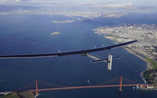 "Solar Impulse 2" beim Überflug der Golden Gate Bridge im kalifornischen San Francisco: Nach zweieinhalbtägiger Reise landete das Flugzeug am Samstagabend in Mountain View im Silicon Valley.