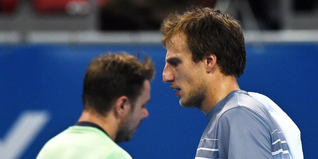Der bosnische Qualifikant Mirza Basic (vorne) schaltet am ATP-Turnier in Sofia im Halbfinal den topgesetzten Stan Wawrinka aus