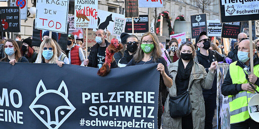 Rund 300 Personen demonstrierten am Samstag in Zürich gegen den Import von Pelz in die Schweiz.