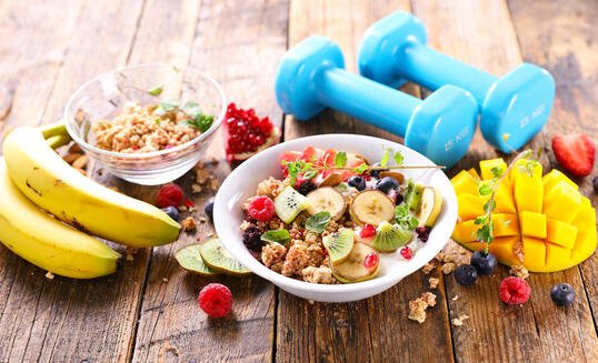 Gesunde und ausgewogene Ernährung in Kombination mit Sport sorgt für eine gutes Körpergefühl und lässt die Pfunde purzeln.