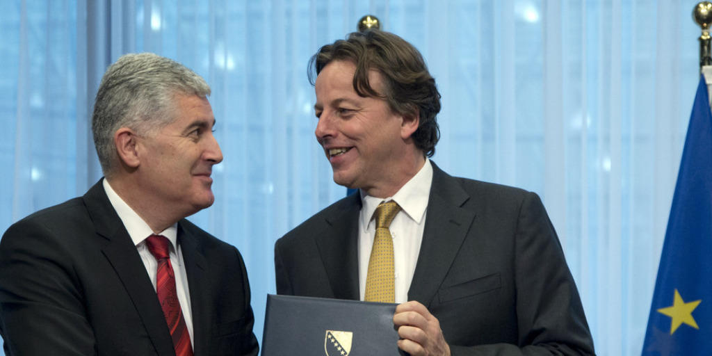Dragan Covic (l.), Vorsitzender des bosnischen Staatspr&auml;sidiums, und der niederl&auml;ndische Aussenminister Bert Koenders in Br&uuml;ssel bei der offiziellen &Uuml;bergabe des EU-Beitrittsgesuchs von Bosnien-Herzegowina